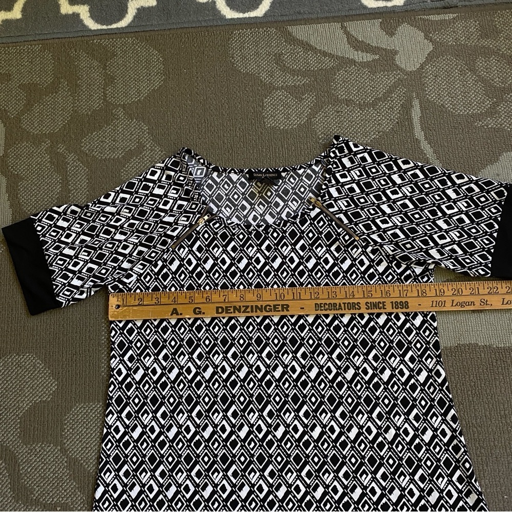 SUSAN LAWRENCE Petite Black & White Geometric Design Short Sleeve Banded Top - Picture 9 of 11